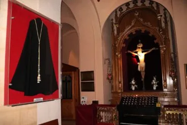 Parte de la nave lateral con la imagen del Cristo de la Suor