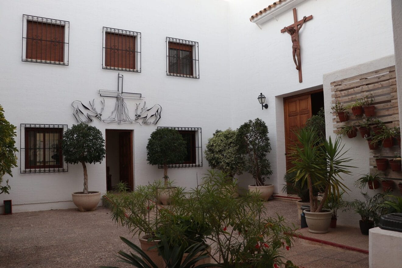 Patio interior con la puerta de la Iglesia Antigua a la derecha