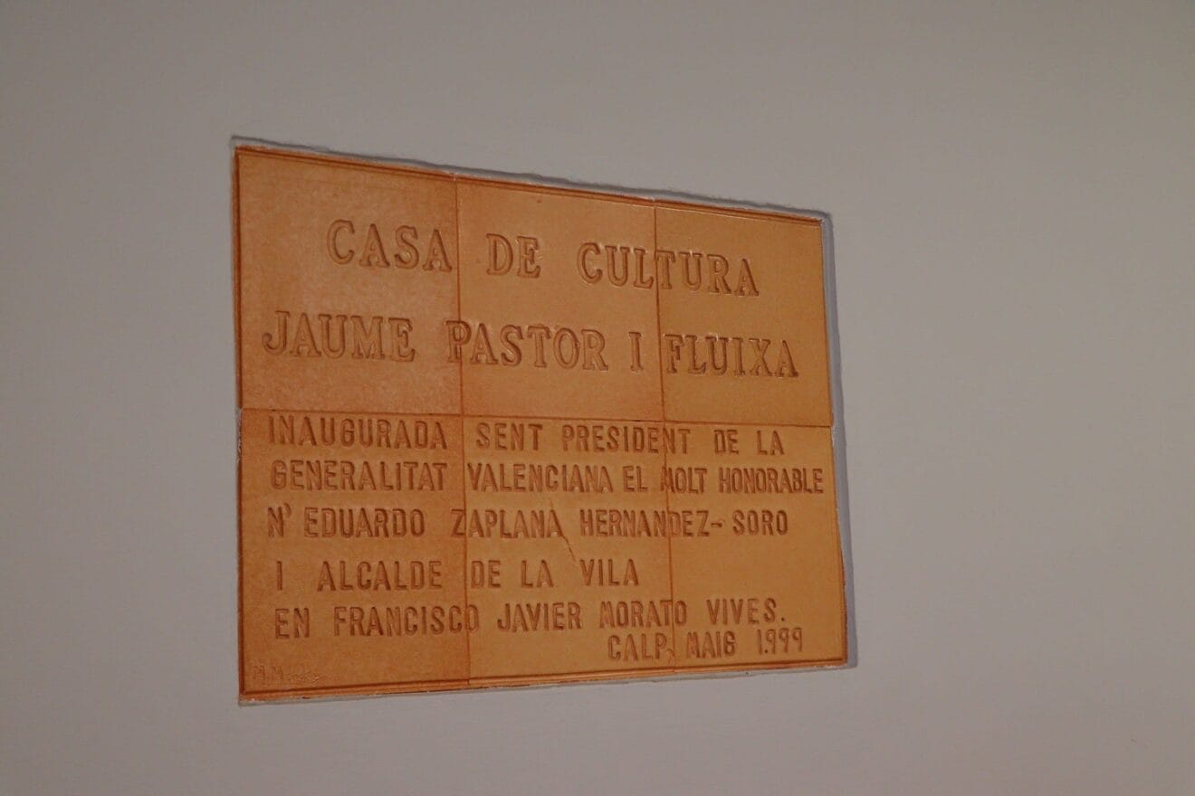 Placa de inauguración de la Casa de Cultura de Calp