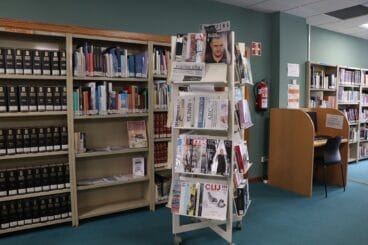 Prensa en la biblioteca pública calpina