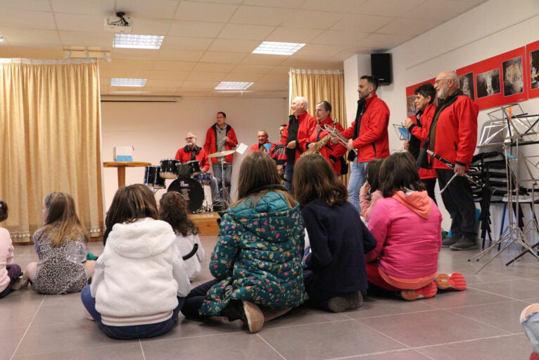 Público infantil durante los talleres de la Unió Musical de la Vall d'Ebo