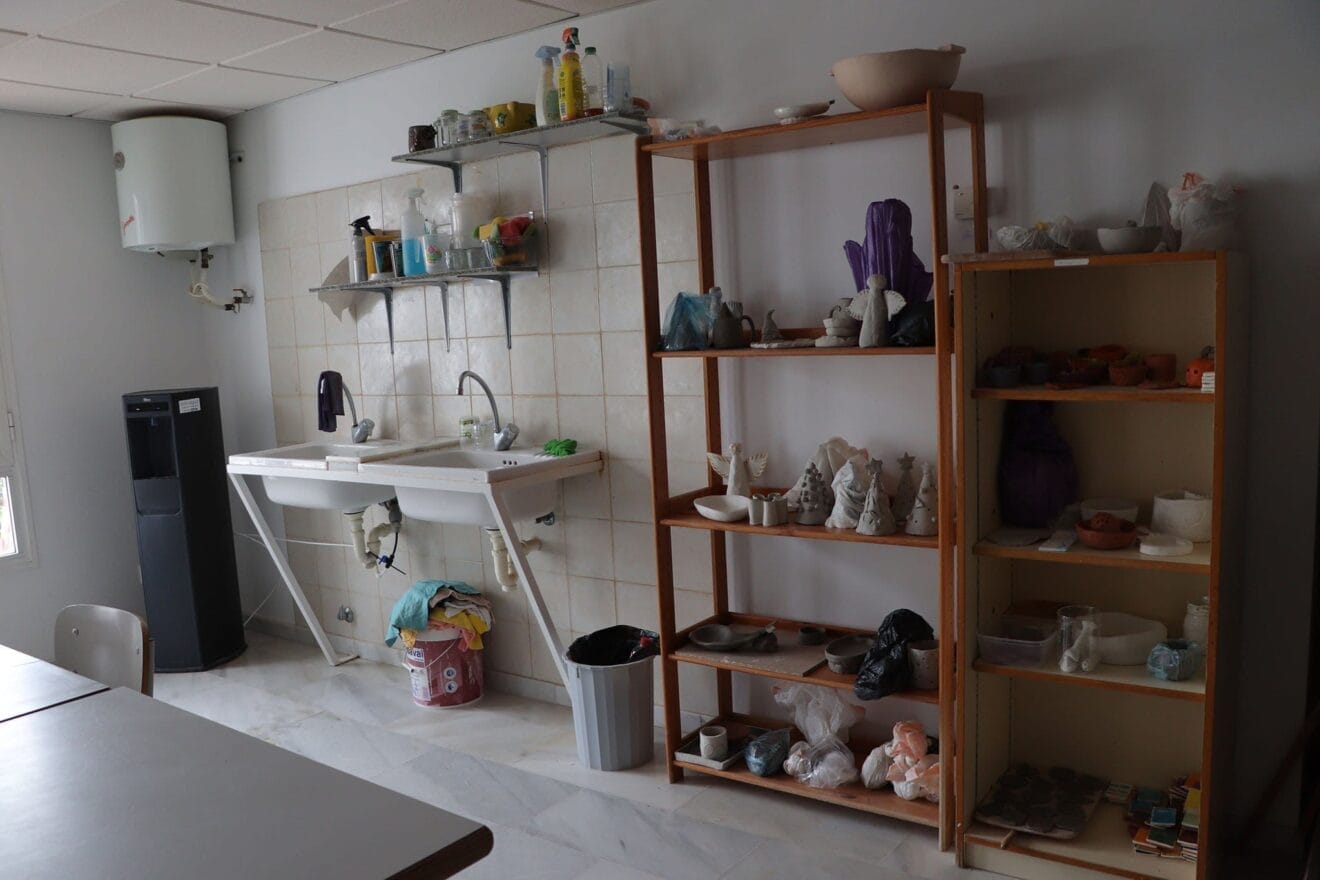 Sala de actividades de cerámica en la Casa de Cultura