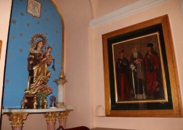 Tabla pictórica al temple del siglo XV junto a la Virgen del Carmen en la Iglesia Antigua calpina