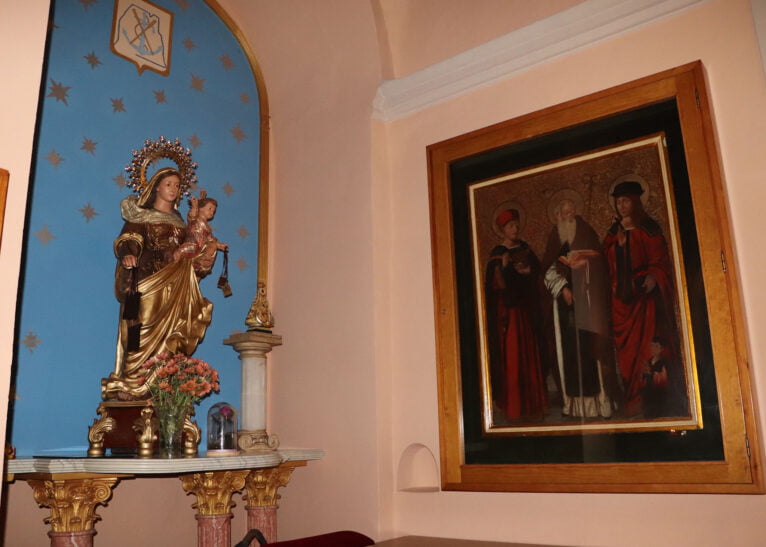 Tabla pictórica al temple del siglo XV junto a la Virgen del Carmen en la Iglesia Antigua calpina