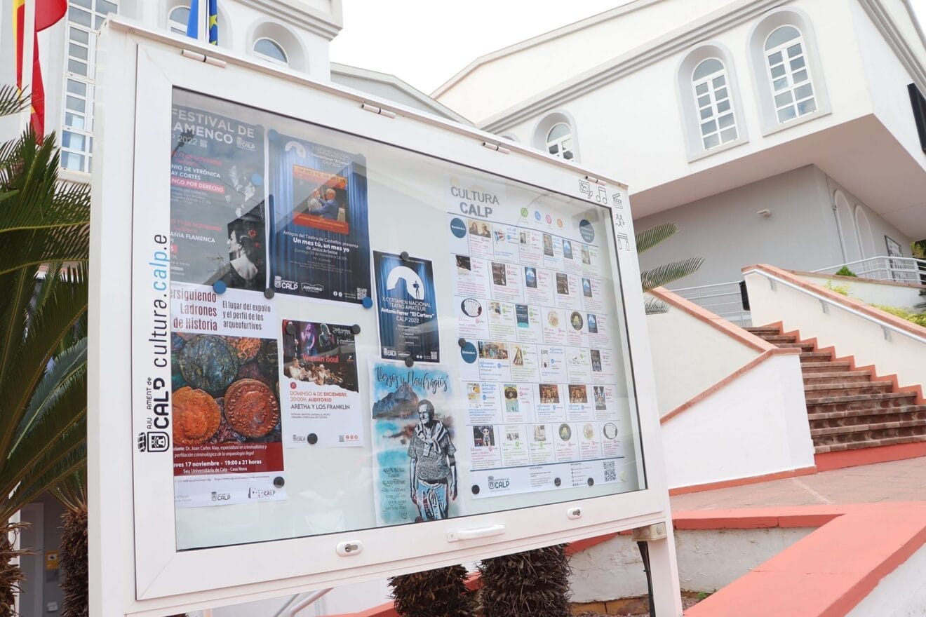 Tablón de anuncios junto a la entrada de la Casa de Cultura