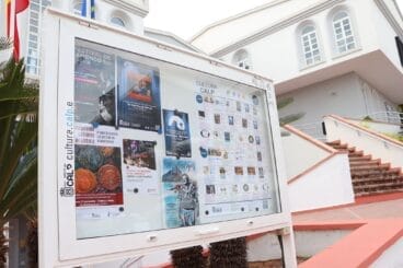 Tablón de anuncios junto a la entrada de la Casa de Cultura