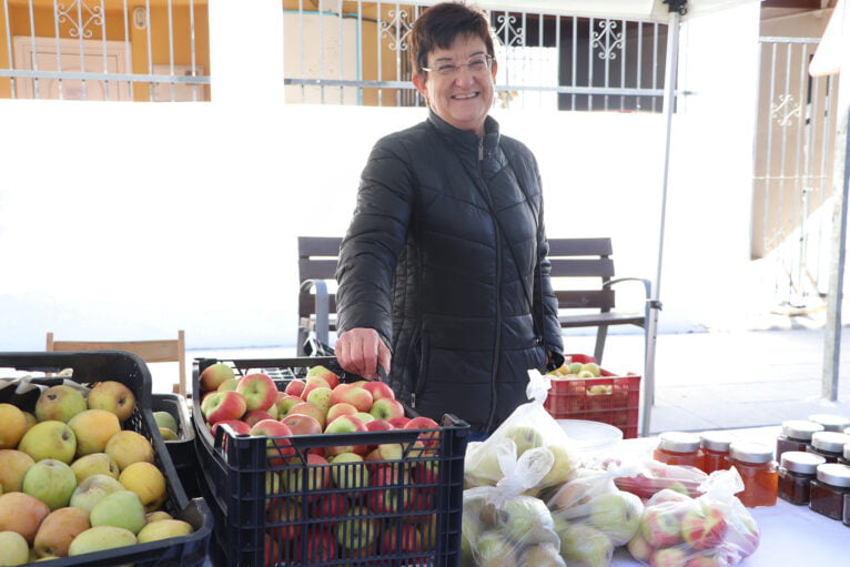 Vecina de la Vall d'Ebo en su puesto de perelló de la Fira