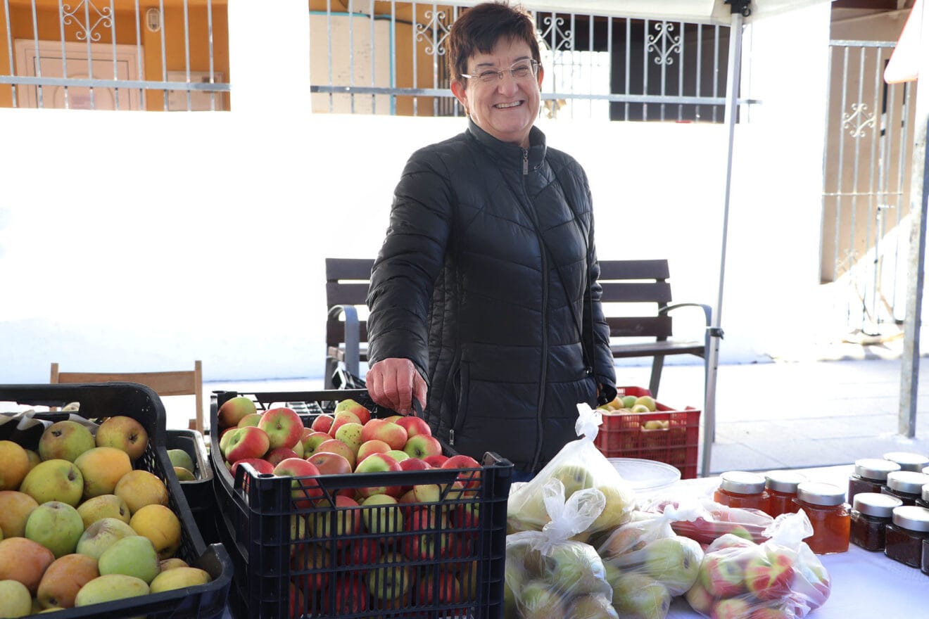 Vecina en su puesto de perelló de la Fira de la Vall d'Ebo en 2022
