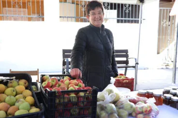 Vecina en su puesto de perelló de la Fira de la Vall d’Ebo en 2022