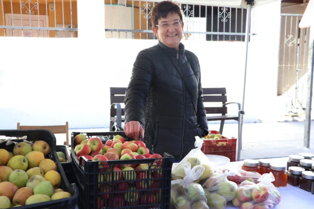 Imagen: Vecina en su puesto de perelló de la Fira de la Vall d'Ebo en 2022