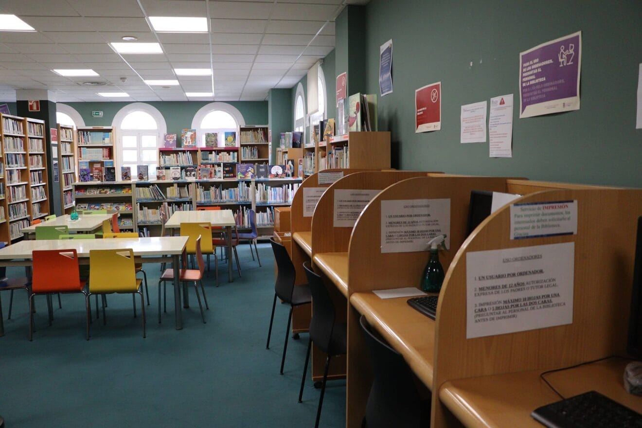 Zona de ordenadores en la biblioteca de Calp