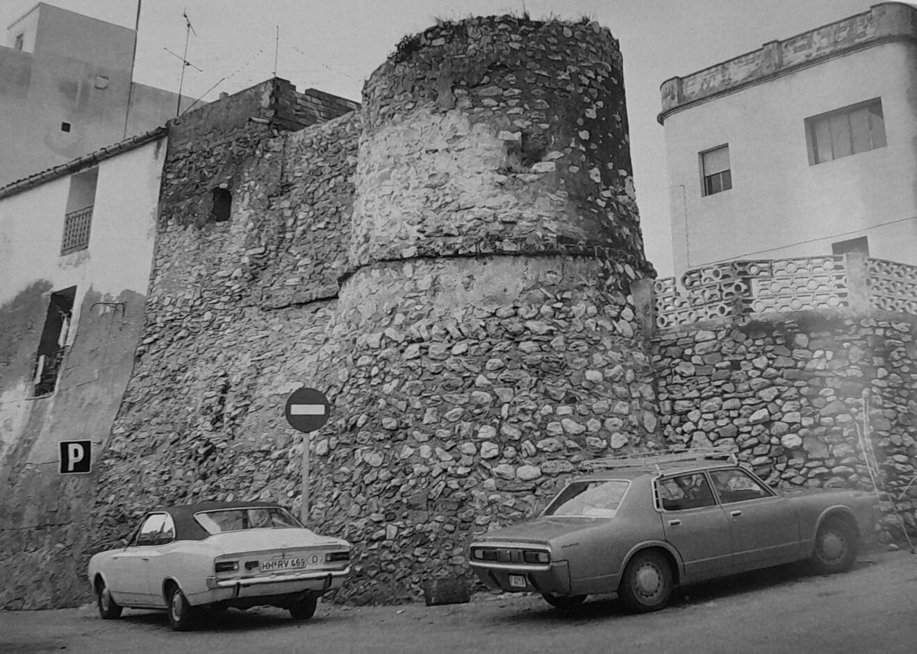 Antigua muralla y torreón en los años 1970 - Libro 'Calp en blanc i negre'