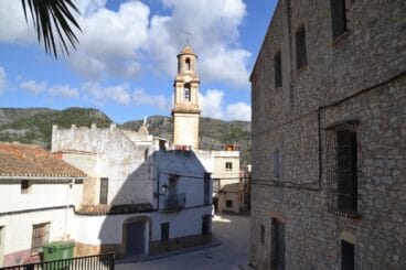 Calle de la Iglesia en La Carroja, la Vall de Gallinera