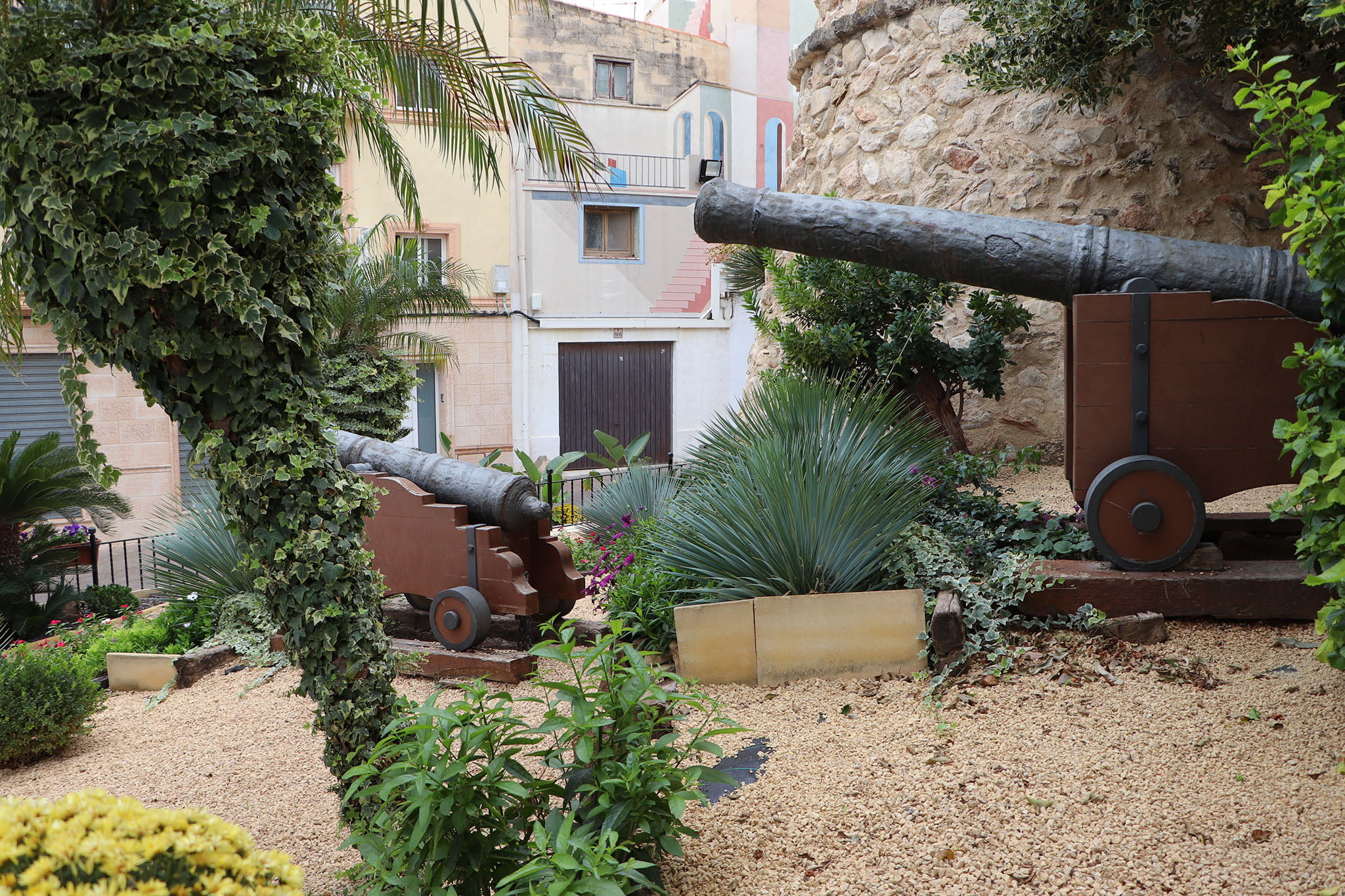 Cañones integrados en el jardín que rodea una parte del Torreó de la Peça