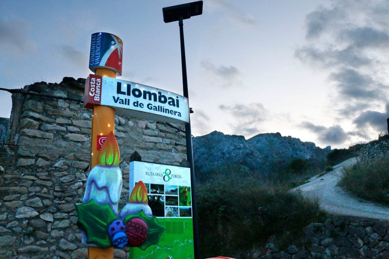 Decoración navideña en la entrada de Llombai (Vall de Gallinera)