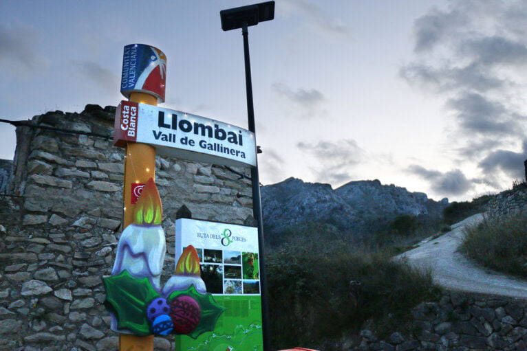 Decoración navideña en la entrada de Llombai (Vall de Gallinera)