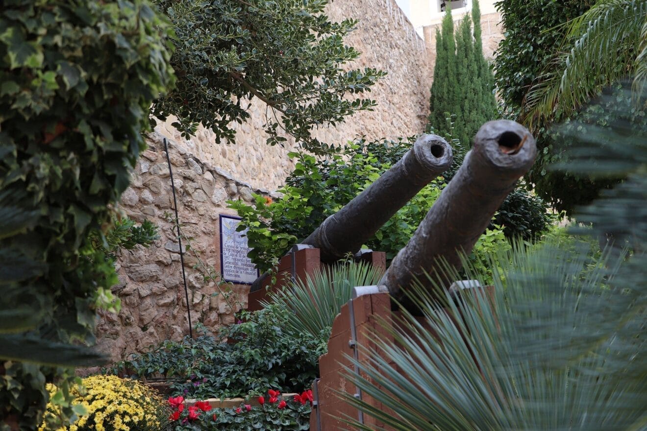Detalle de los cañones junto al Torreó de la Peça