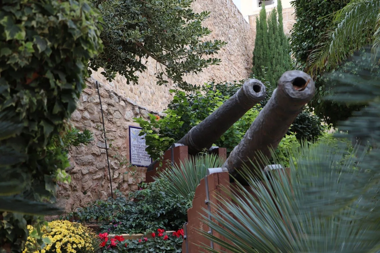 Detalle de los cañones junto al Torreó de la Peça