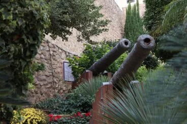 Detalle de los cañones junto al Torreó de la Peça