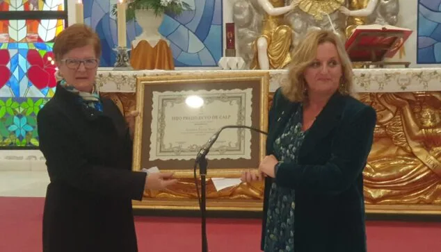 entrega del diploma acreditativo de la distincion