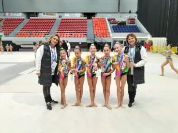 Equipo alevín de Gimnasia Calpe con las entrenadoras