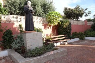 Estatua en el exterior de la Iglesia Parroquial Nuestra Señora de la Merced