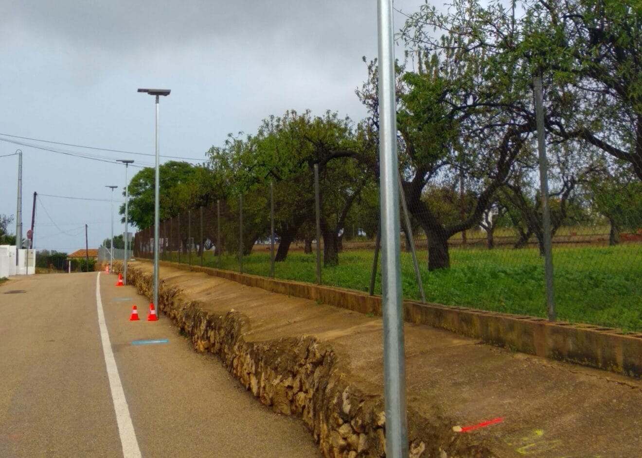 Farolas en el camino del cementerio de Ondara