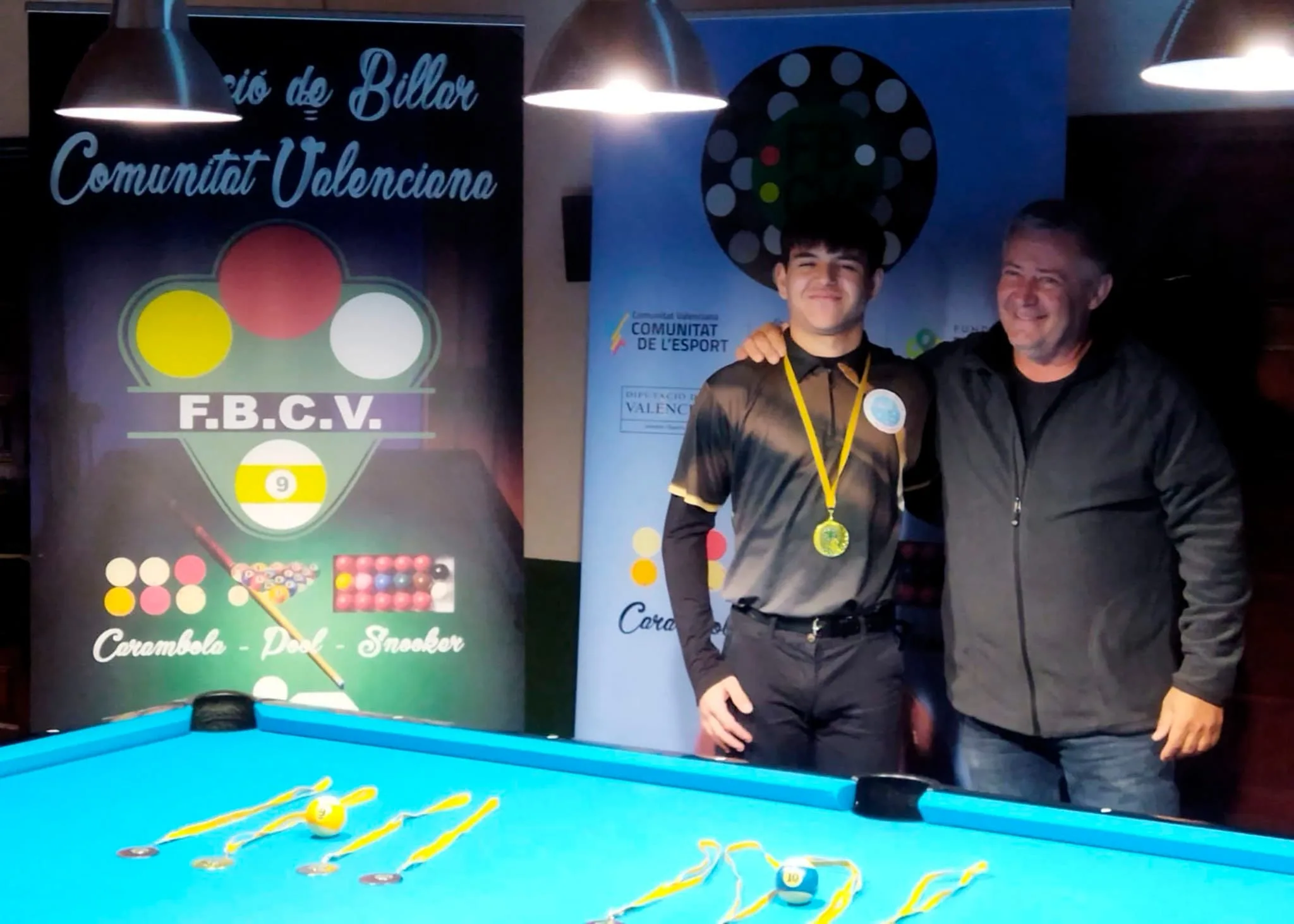 ferran giro con la medalla vencedora del campeonato de billar
