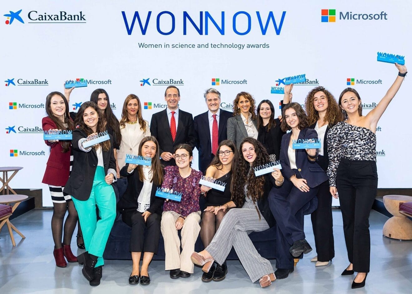Flàvia junto al resto de galardonadas por CaixaBank y Microsoft