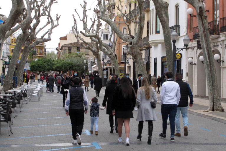 Gente paseando por la calle Marqués de Campo de Dénia