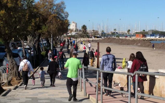 gente paseando por la costa de denia archivo