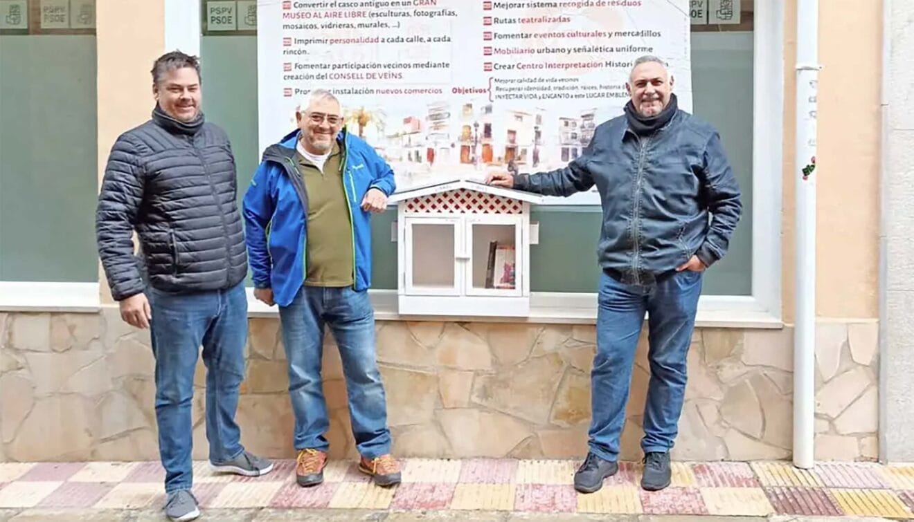 Guilermo Sendra, José Luís Ureña y Marco Bittner posan junto a la bibliocasita