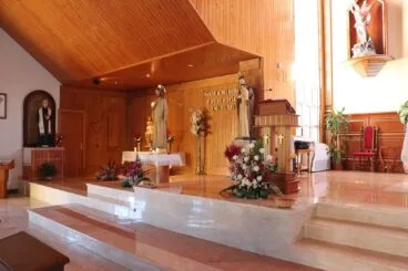 Imágenes expuestas junto al altar de la iglesia de la Merced