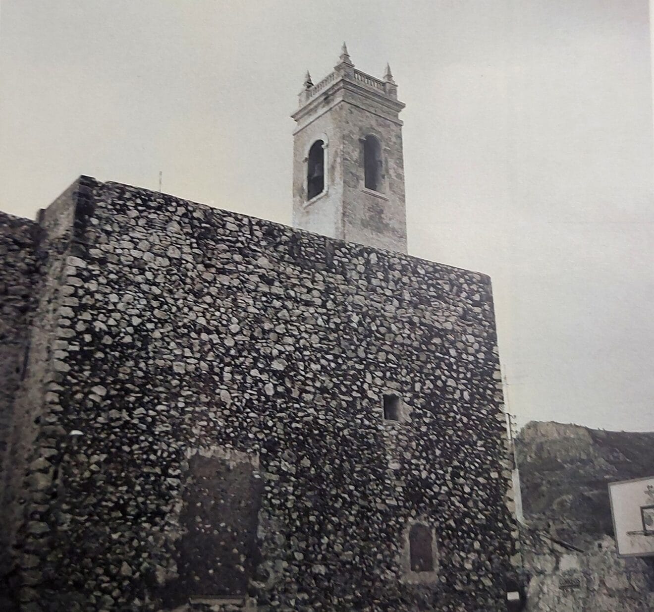 La antigua muralla junto al campanario de la Iglesia Antigua en los años 1970 - Libro 'Calp blanc i negre'