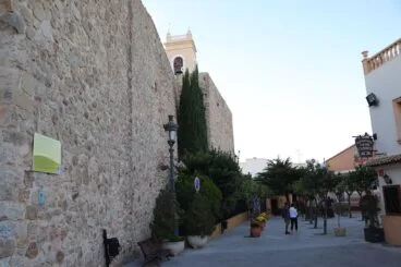 La muralla y el campanario de la iglesia en el casco antiguo de Calp
