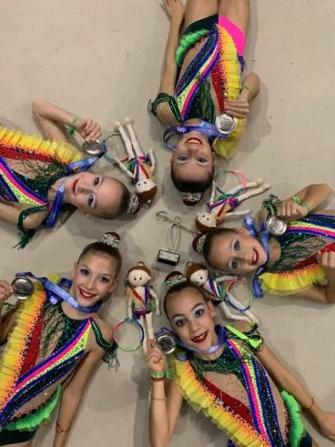 Las gimnastas de Calp con sus medallas