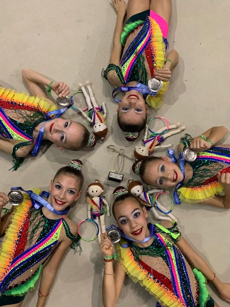 Las gimnastas de Calp con sus medallas