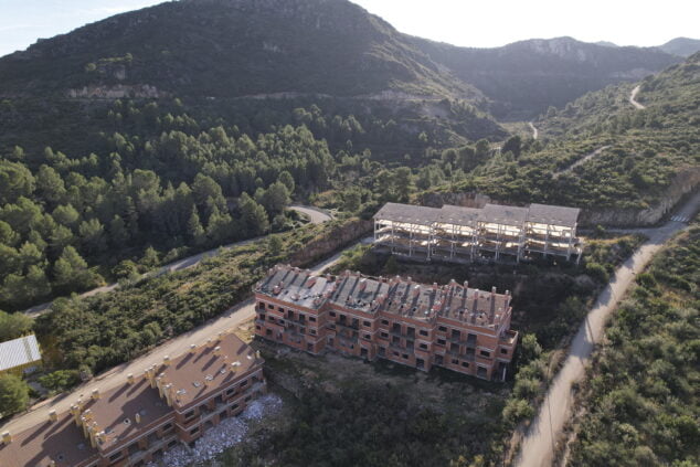 Imagen: Los edificios de la Bella Rotja vacíos en la montaña pegolina