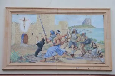 Mural frente al torreón que retrata el origen de las fiestas patronales de Calp