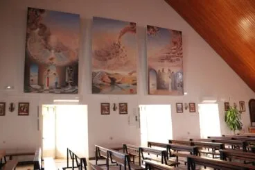 Murales actuales en la parte izquierda del interior del templo