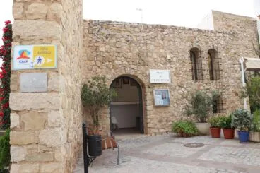 Museo del Coleccionismo junto a la muralla y el torreón