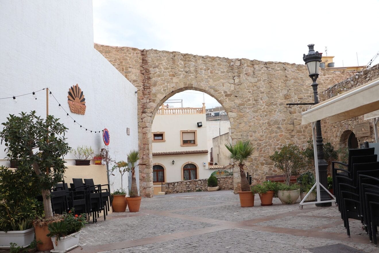 Parte de la muralla jutno al Torreó vista desde la plaça de la Villa