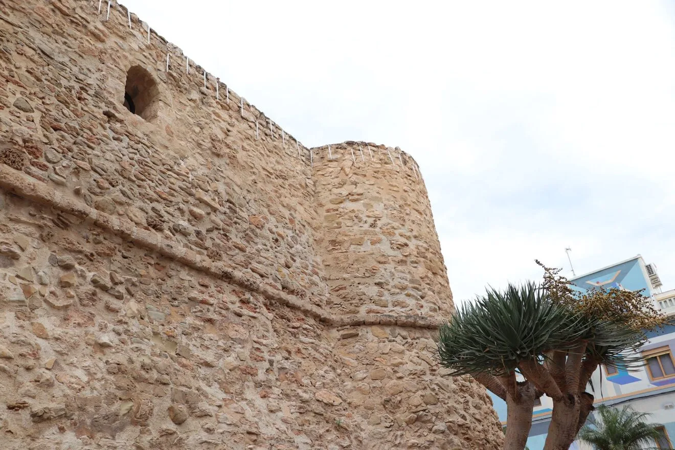 Parte lateral de la muralla con el torreón calpino