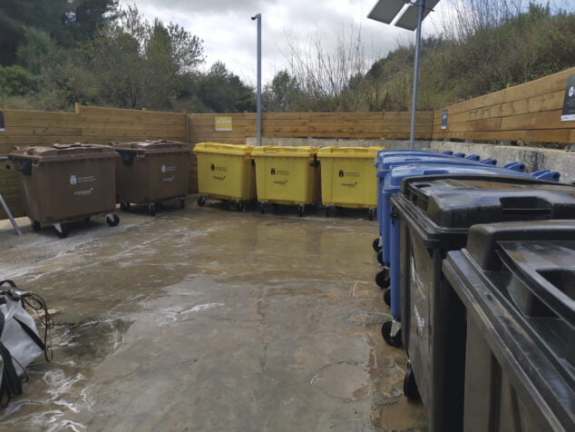 Imagen: Puntos de aportación de residuos urbanos en Pedreguer (archivo)