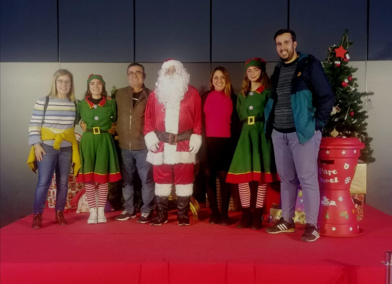 Representantes de la concejalía de Fiestas ondarense junto a Papá Noel