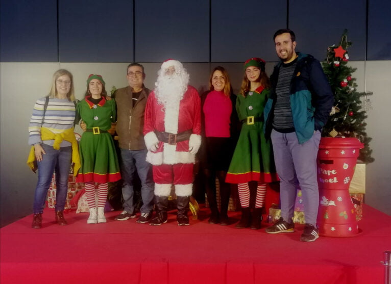 Representantes de la concejalía de Fiestas ondarense junto a Papá Noel