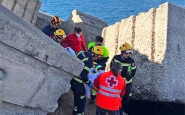 Rescate de un joven en el espigón del puerto de Calp en Navidad