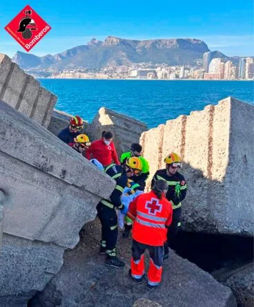 Rescate en el espigón del puerto de Calp en Navidad
