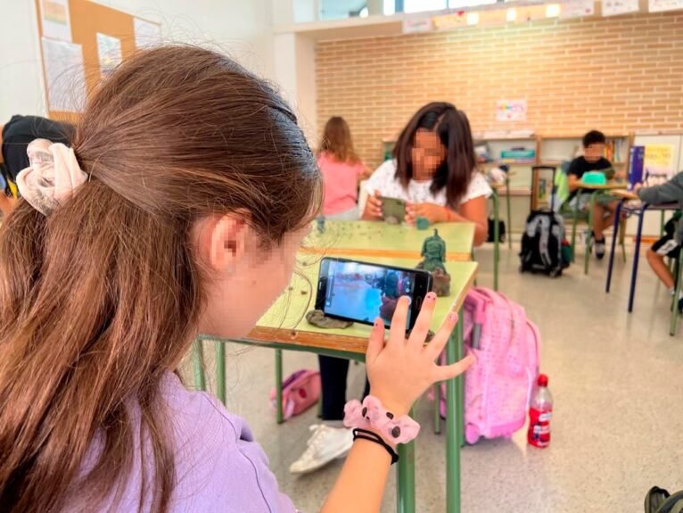 Una alumna durante el taller de robótica en Teulada Moraira