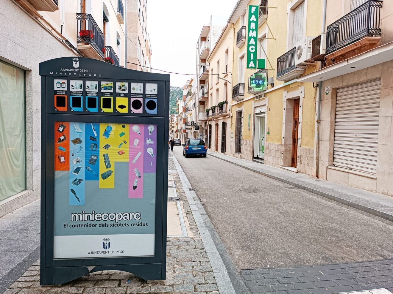 Uno de los mini ecoparques instalados en las calles de Pego